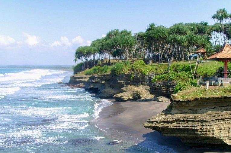 Batukaras: Liburan yang Nggak Pamer, Tapi Diam-Diam Nyembuhin