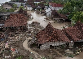 Tanggul Jebol, Demak Tenggelam: Bencana Alam atau Kelalaian?