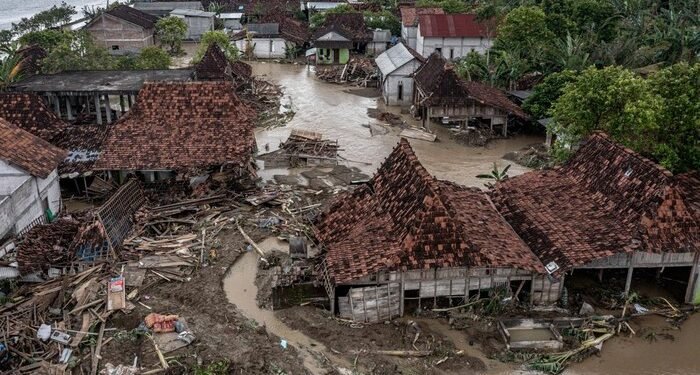 Tanggul Jebol, Demak Tenggelam: Bencana Alam atau Kelalaian?
