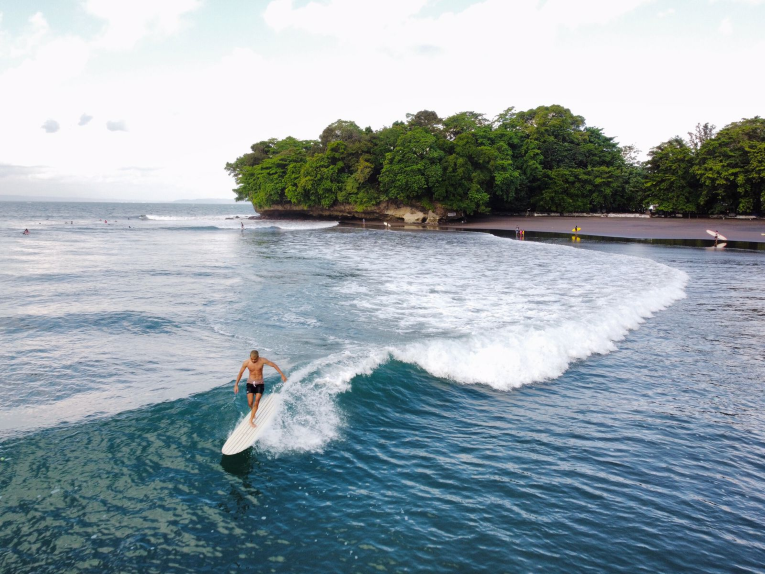 Batukaras: Liburan yang Nggak Pamer, Tapi Diam-Diam Nyembuhin