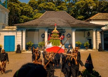 Gunungan Jaler dan Estri: Simbol Kehidupan yang Masih Dijaga