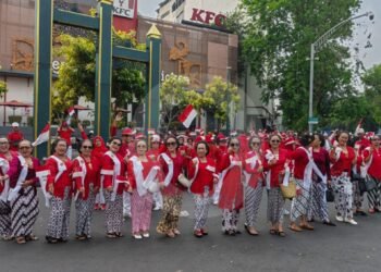 Wanita Bersanggul Solo Rayakan Merdeka dengan Bendera Raksasa
