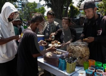 200 Porsi Makan Gratis Al-Ikhlas Diserbu Warga di Sriwedari
