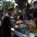 200 Porsi Makan Gratis Al-Ikhlas Diserbu Warga di Sriwedari