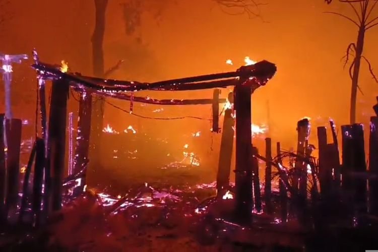 Desa Adat Sade Terbakar, Ratusan Rumah Sasak Ludes dalam Semalam