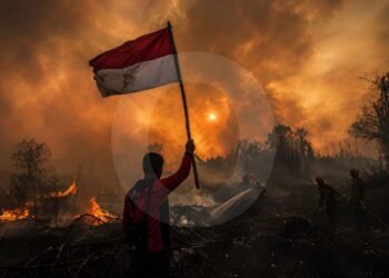 Merah Putih di Tengah Asap, Potret Kemerdekaan yang Belum Utuh