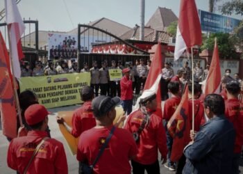 Buruh Geruduk DPRD Madiun, Desak RUU Perampasan Aset