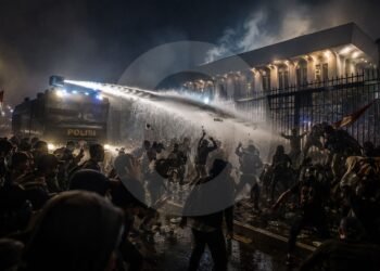 Massa Bertahan, Water Cannon Menghantam Depan DPR