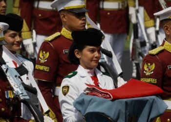 Celine Olivia: Dari Pontianak ke Istana, Pembawa Baki Merah Putih