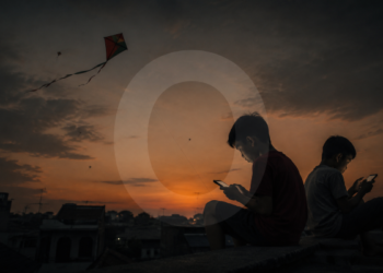 Ketika Layang-Layang Masih Terbang, Tapi Anak-Anak Memilih Layar