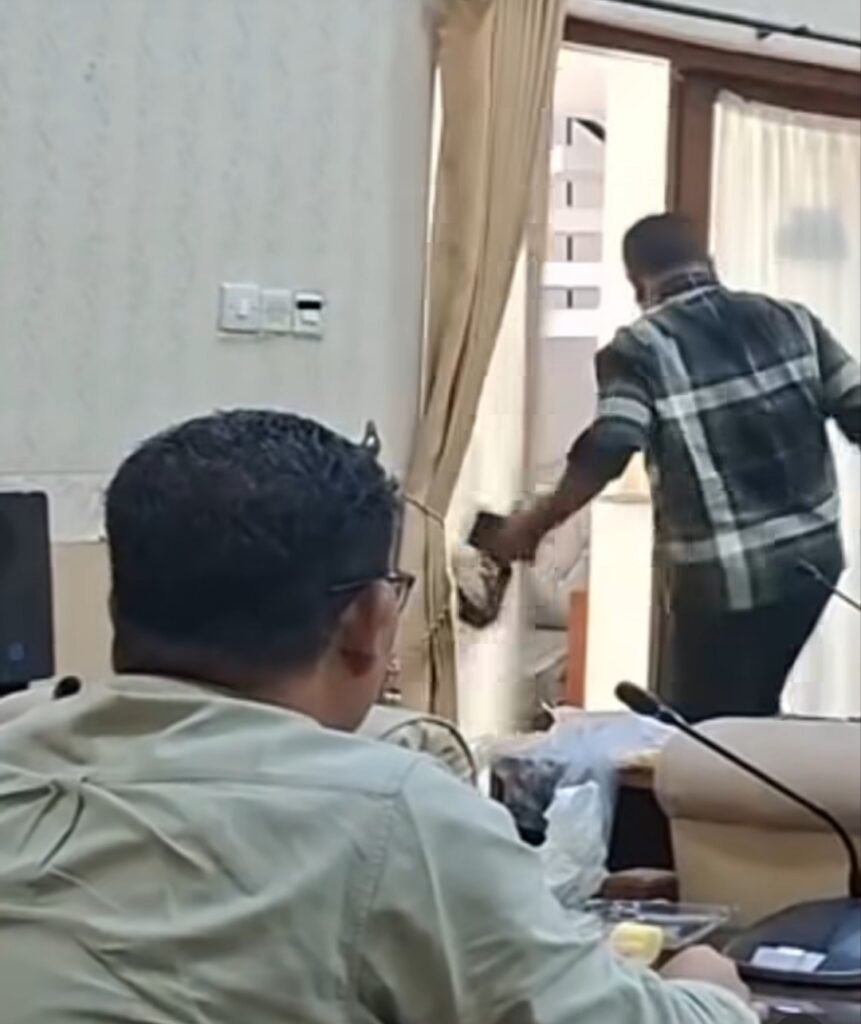 Rapat DPRD Banyuwangi Jadi Arena Adu Percaya dan Tendang Pintu