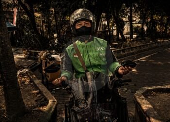 Gaji Tak Cukup, Pulang Kerja Lanjut Narik