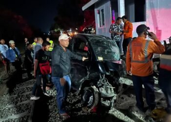 Pikap Mogok di Rel, KA Majapahit Hantam Mobil di Sragen