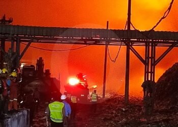 Sehari Setelah Aksi, TPA Putri Cempo Terbakar: Apa yang Terjadi?