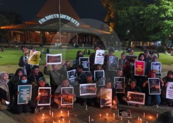 Doa dan Lilin Jurnalis Solo untuk 5 Rekan Hilang di Anak Krakatau