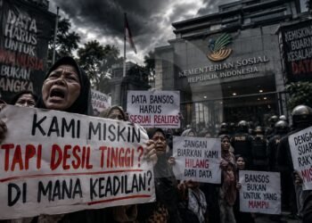 Warga Miskin Demo di Kemensos, Protes Data Desil Bansos