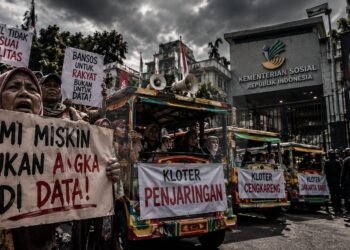 Patungan Rp10 Ribu, Massa Datangi Kemensos Gugat Desil Bansos