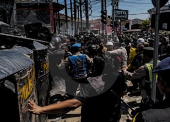 Jalan Merak Memanas, Massa Diduga Pesilat Bentrok dengan Aparat