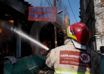 Bau Kabel Muncul Dini Hari, Rumah di Kotagede Habis Dilalap Api