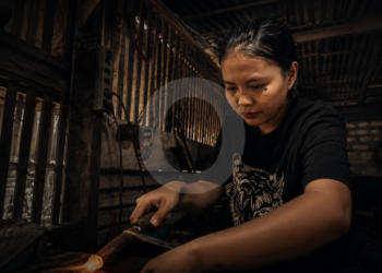 Wanita Menempa Keris: Ia Diwariskan. Lalu Siapa Pewaris Berikutnya?