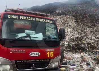 Hari ke-7, Petugas Masih Kejar Titik Panas TPA Putri Cempo