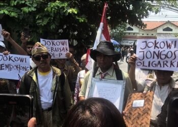 Puluhan Orang Demo di Rumah Jokowi, Singgung Pemilu 2029