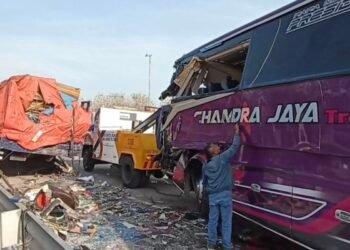 Bus Hantam Truk Pecah Ban di Tol Ngawi-Solo, Tiga Nyawa Melayang