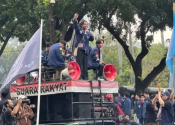 Mahasiswa Trisakti Bawa Tritura ke Istana, Desak Reformasi Nasional