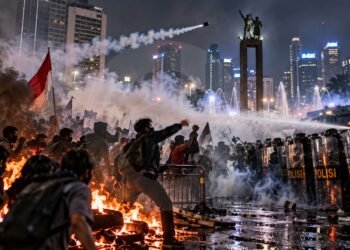 Mahasiswa Terhalang Barikade, Demo di Bundaran HI Berujung Ricuh